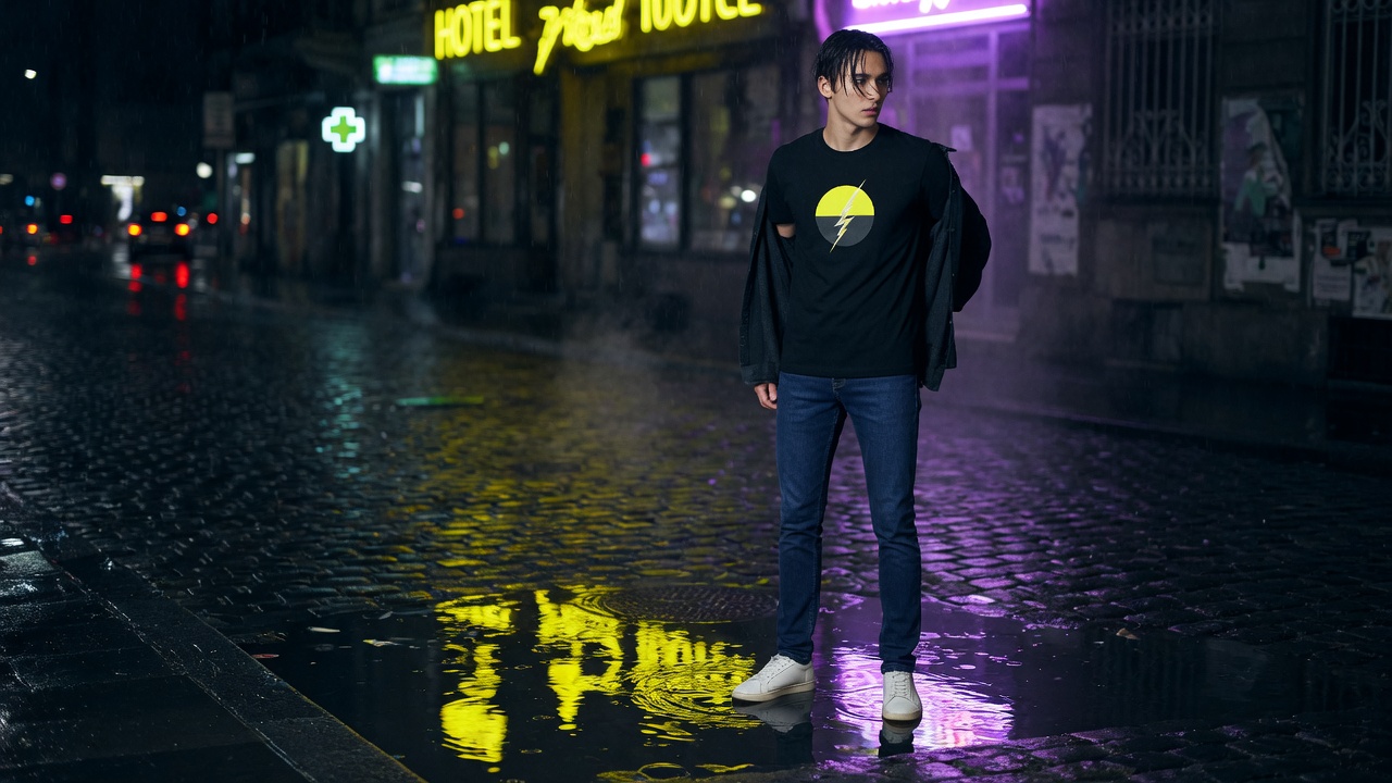 T-shirt geek porté la nuit en ville, petit imprimé géométrique électrique